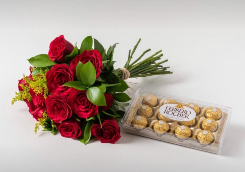 Buquê Com 12 Rosas Vermelhas e Chocolate Buquê Com 12 Rosas Vermelhas e Chocolate