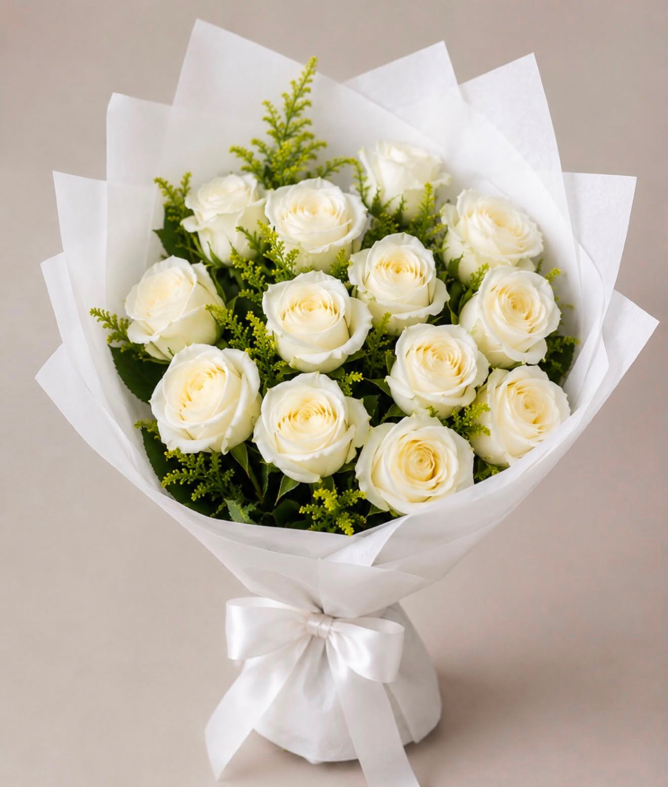 Buquê 12 Rosas colombianas brancas na embalagem especial