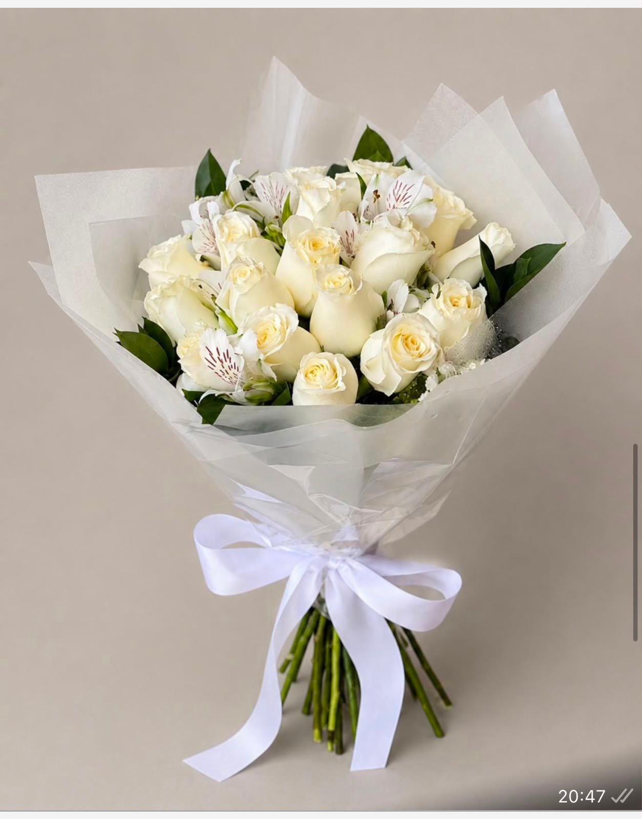 Buquê 15 rosas brancas colombianas + Astromelias brancas