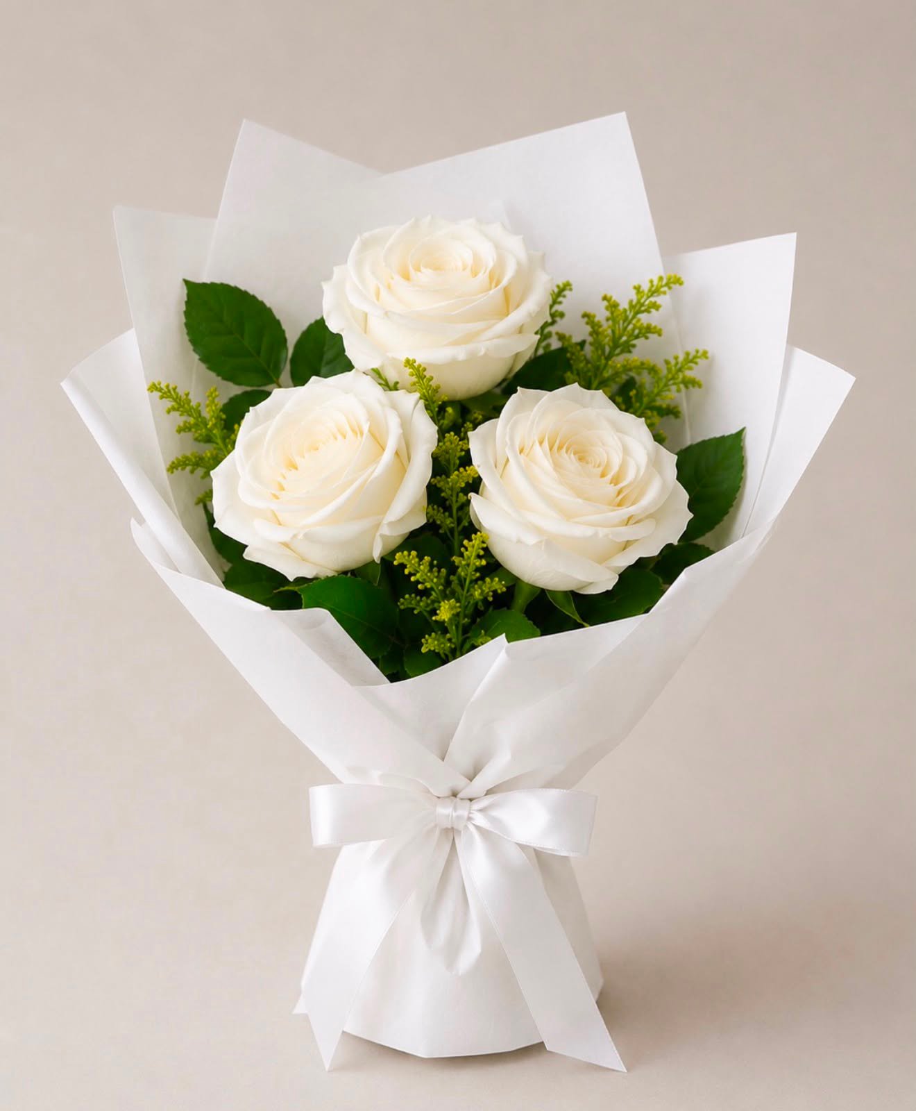 Buquê 3 rosas brancas colombianas na embalagem especial