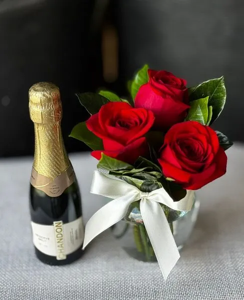 Arranjo 3 Rosas no Vidro + Chandon Arranjo 3 Rosas no Vidro + Chandon