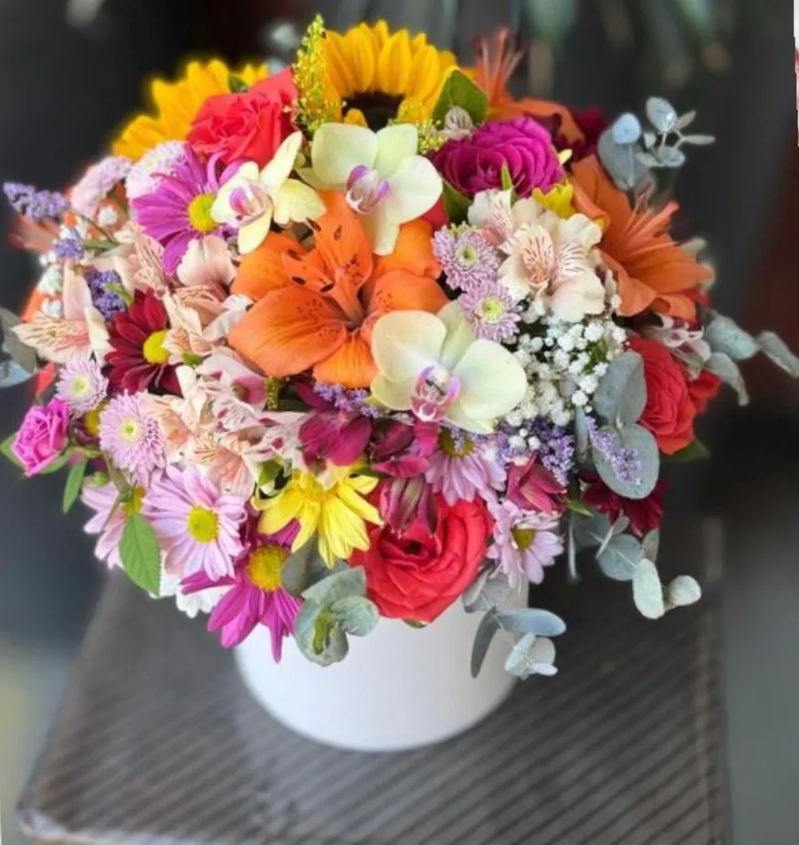 Arranjo na Caixa com Flores Mistas e Orquídeas Arranjo na Caixa com Flores Mistas e Orquídeas
