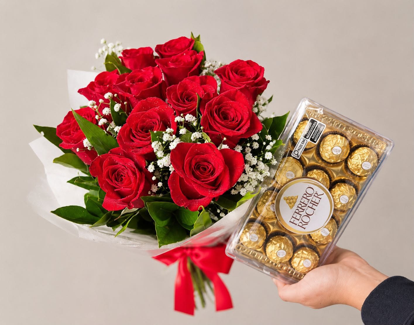 Buquê 12 Rosas colombianas vermelhas com Ferrero