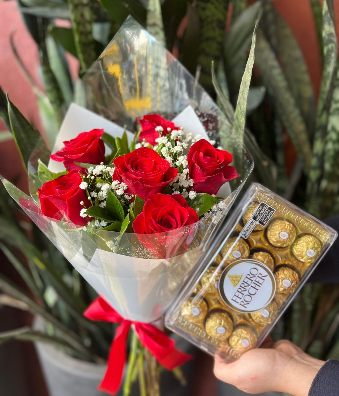 Buquê 6 Rosas + Ferrero Buquê 6 Rosas + Ferrero