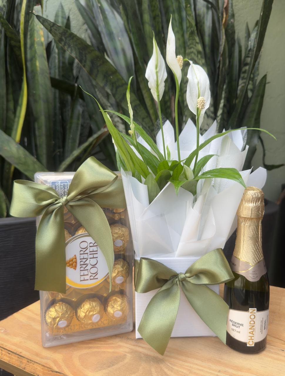 Vaso de Lírio da Paz + Ferrero + Mini Chandon.