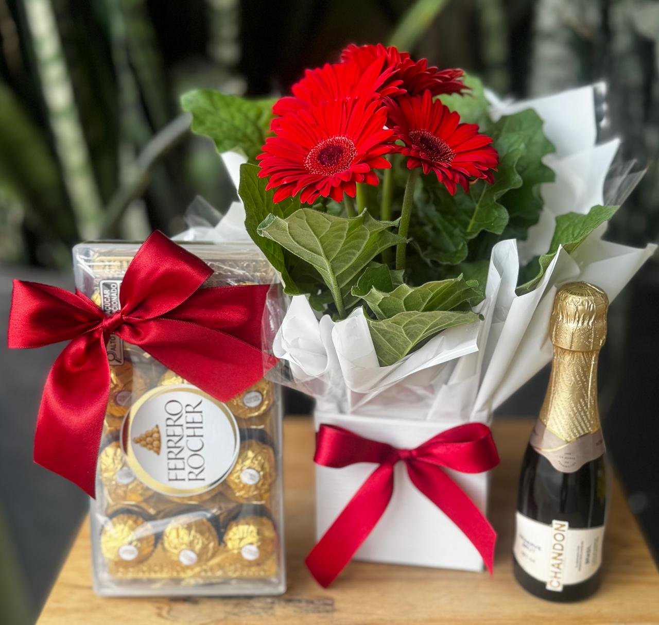 Vaso de Gérbera + Ferrero + Mini Chandon