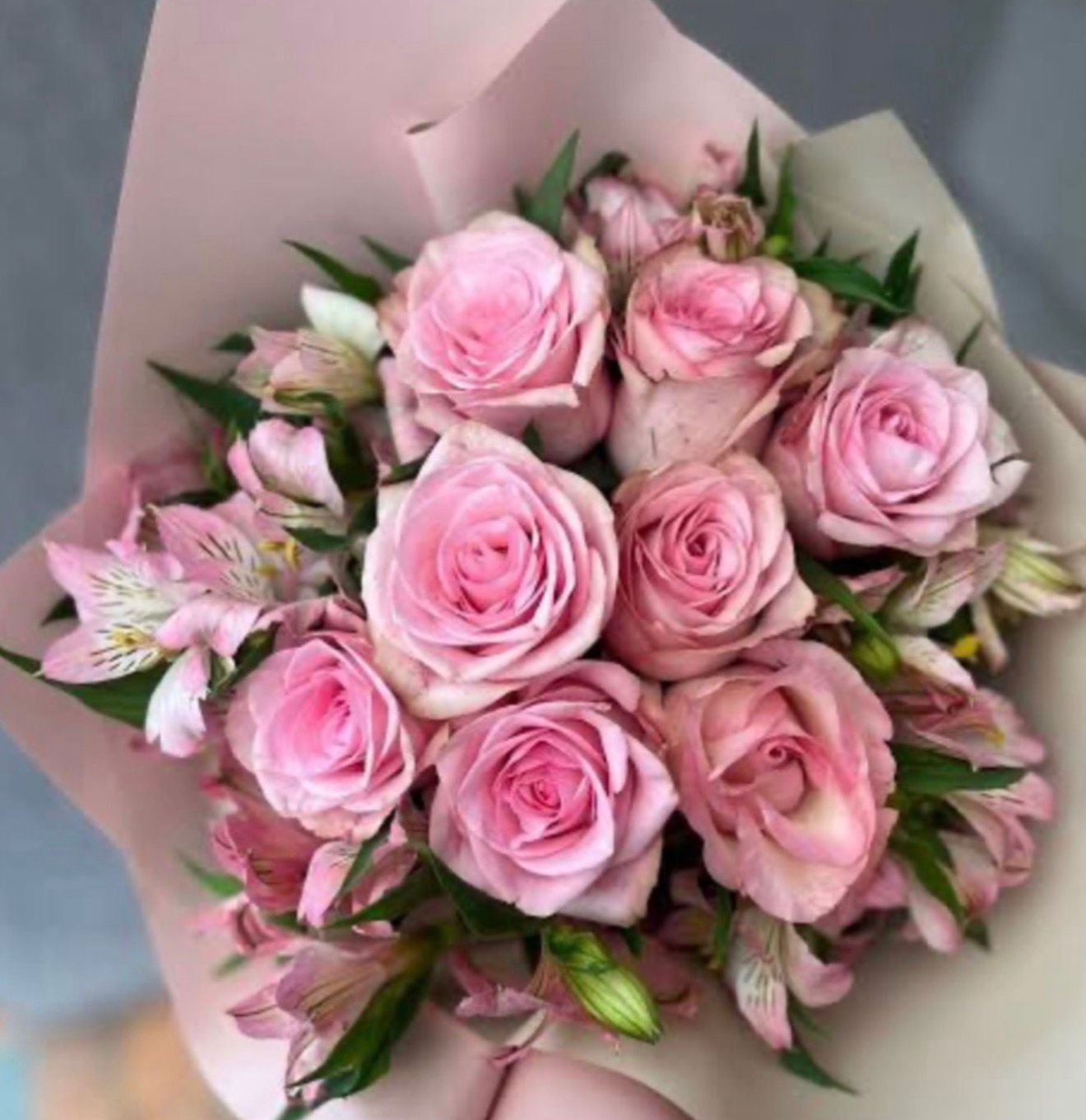 Buquê 8 Rosas Cor de Rosa com Astromélias