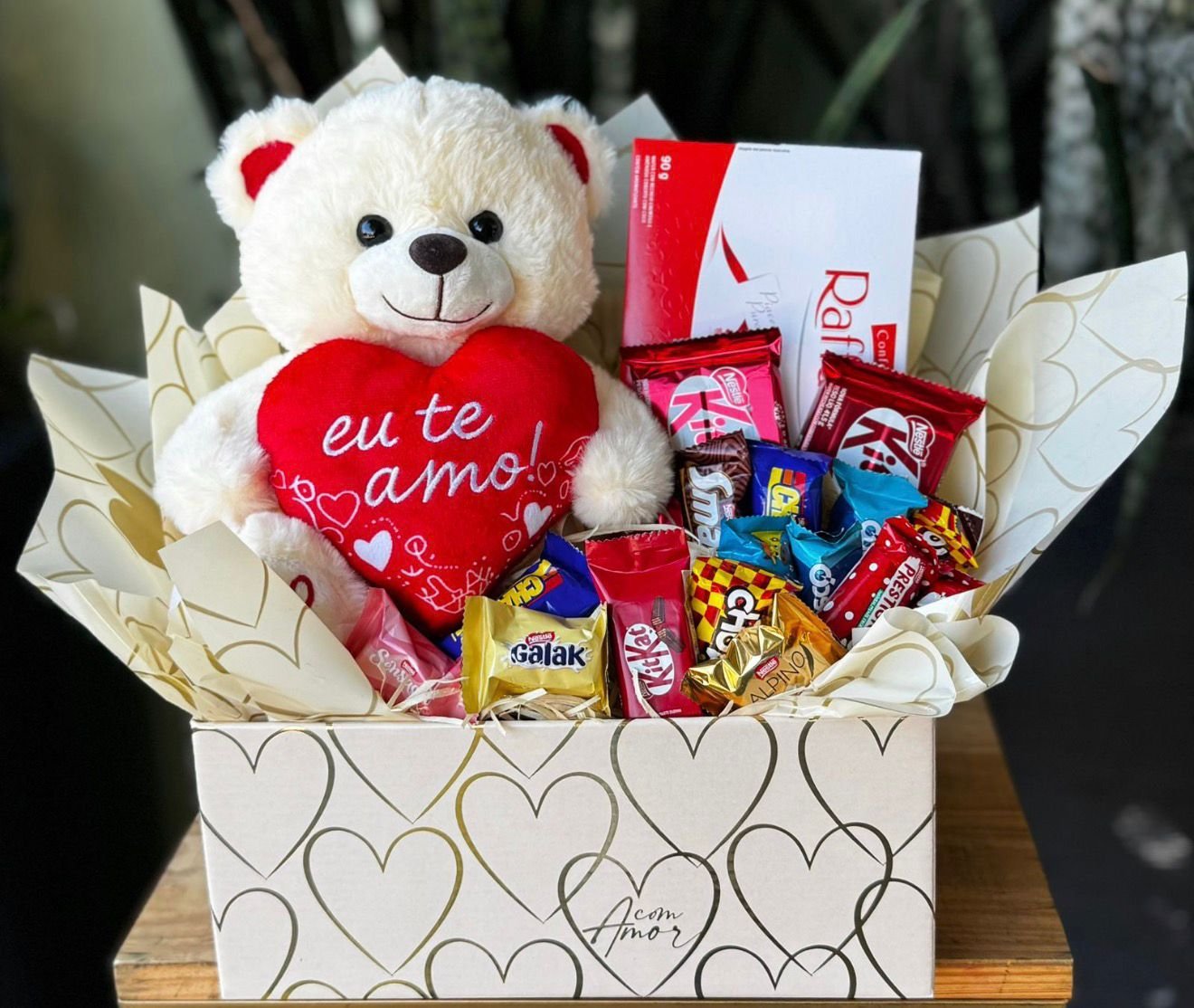 Cesta Pelúcia Eu te Amo + Rafaelo e Chocolates