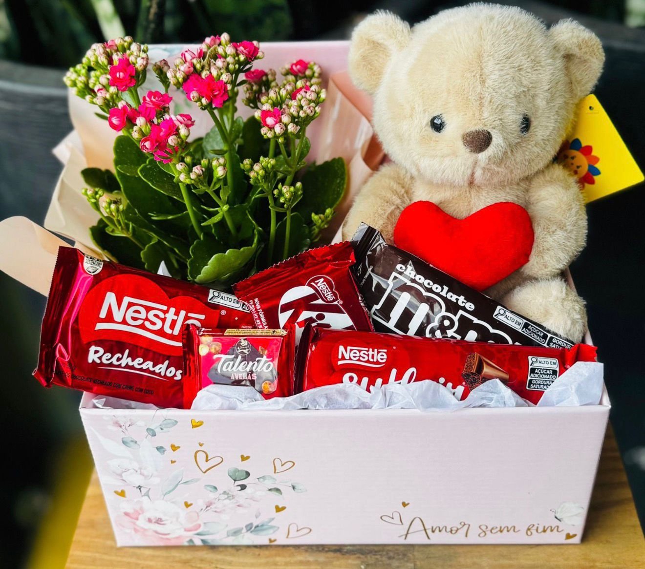 Cesta com Flores, Pelúcia e Chocolates