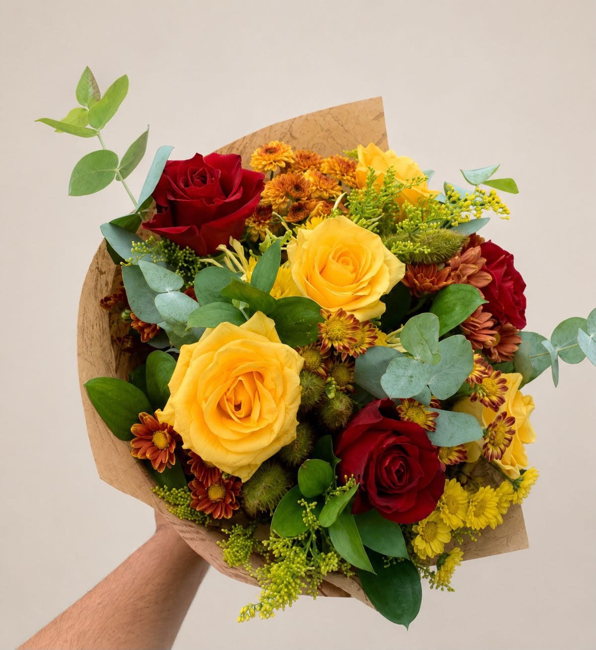 Buquê mix de flores amarelo e vermelho