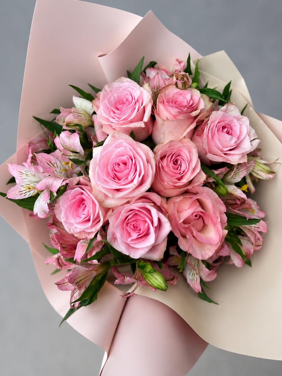 Buquê 8 Rosas cor de rosas com Astromelias