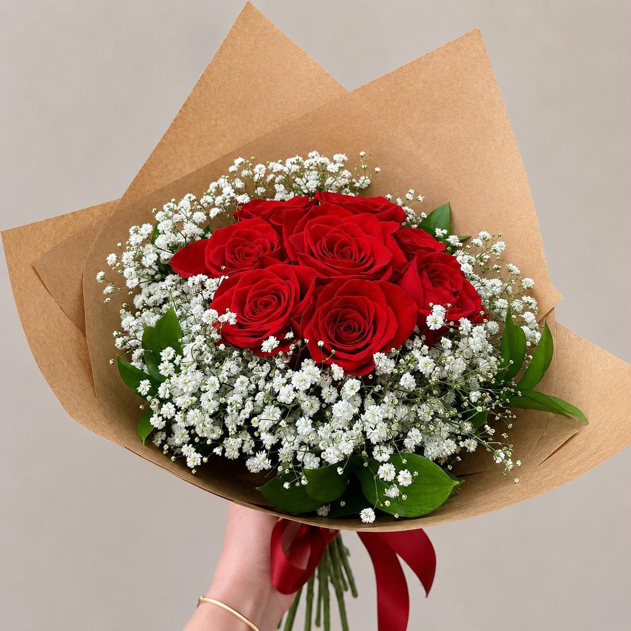 Buquê 8 Rosas Colombianas com Branquinha em volta no papel Kraft