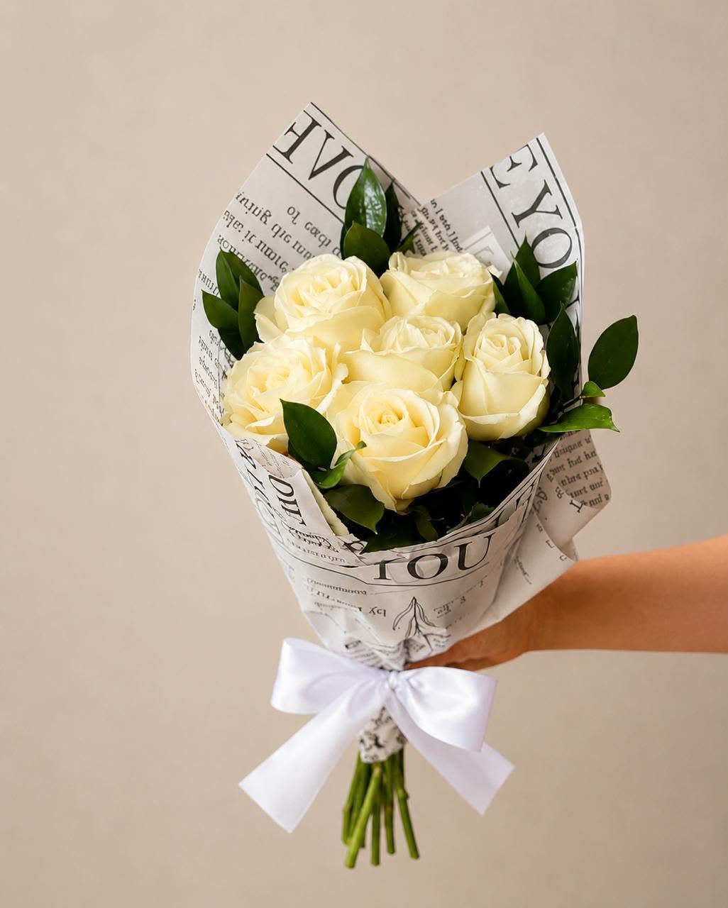 Buquê 6 rosas brancas colombianas no jornal
